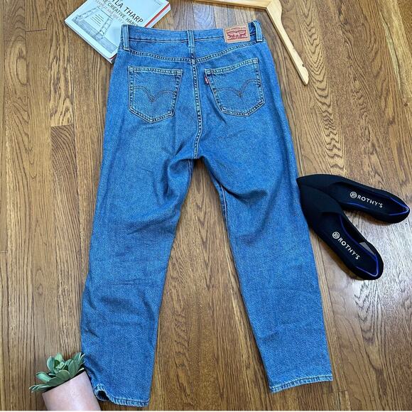 Levi's High Waisted Mom Jean Medium Wash - Picture 10 of 10